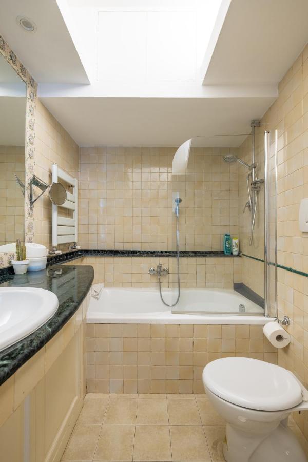 Charming Apartment With Patio A Few Steps From Colosseum Bagian luar foto