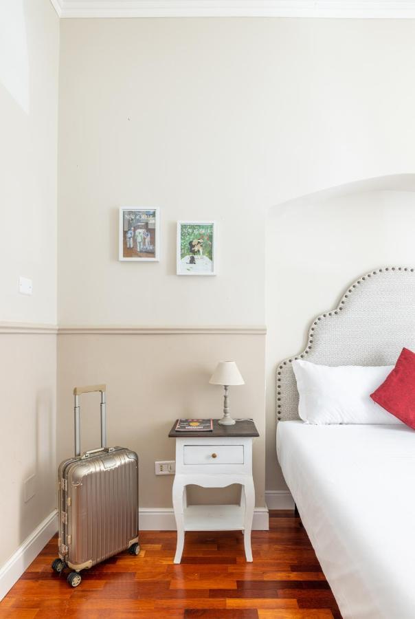 Charming Apartment With Patio A Few Steps From Colosseum Bagian luar foto