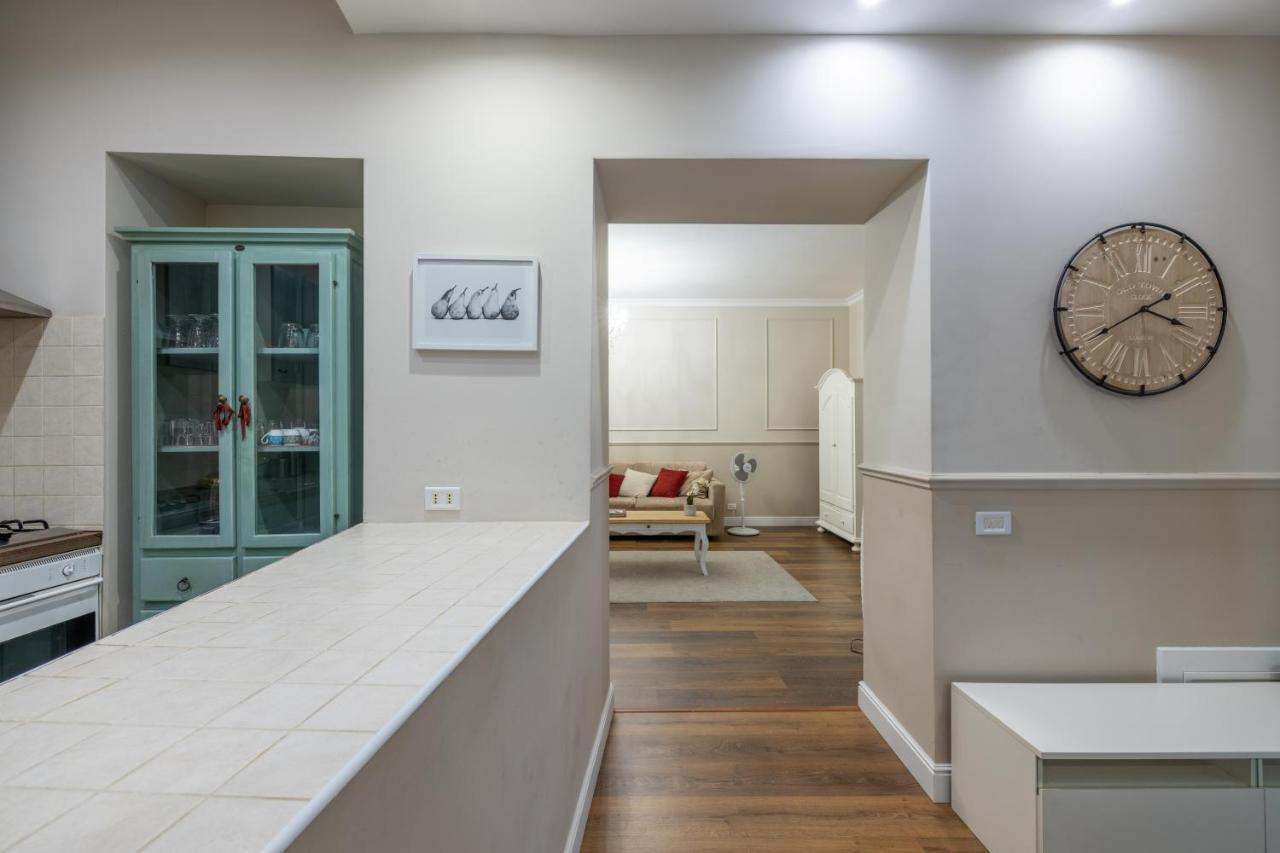 Charming Apartment With Patio A Few Steps From Colosseum Bagian luar foto