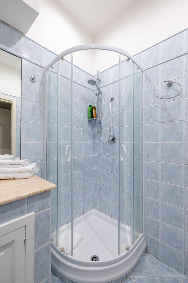 Charming Apartment With Patio A Few Steps From Colosseum Bagian luar foto