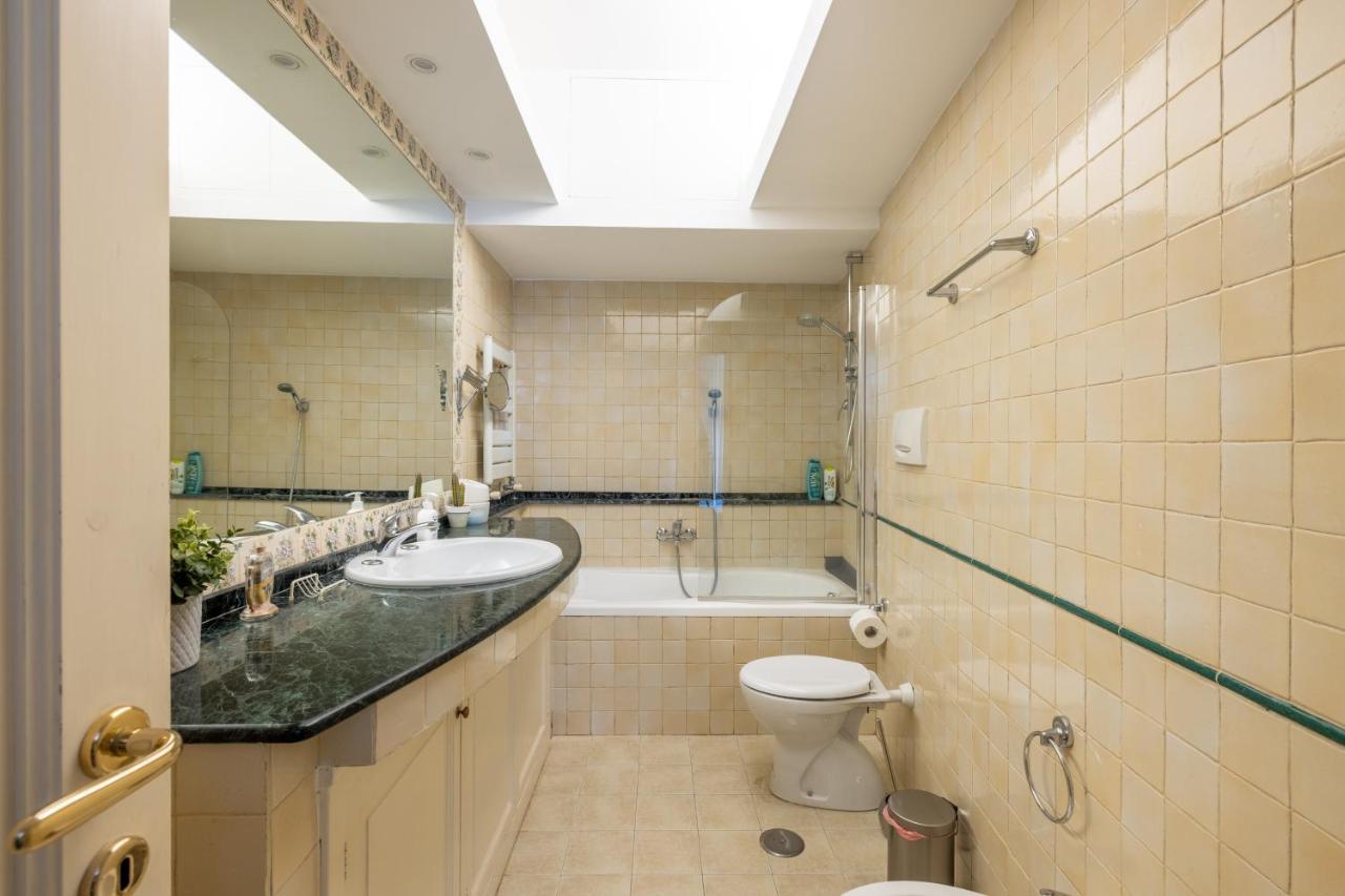 Charming Apartment With Patio A Few Steps From Colosseum Bagian luar foto