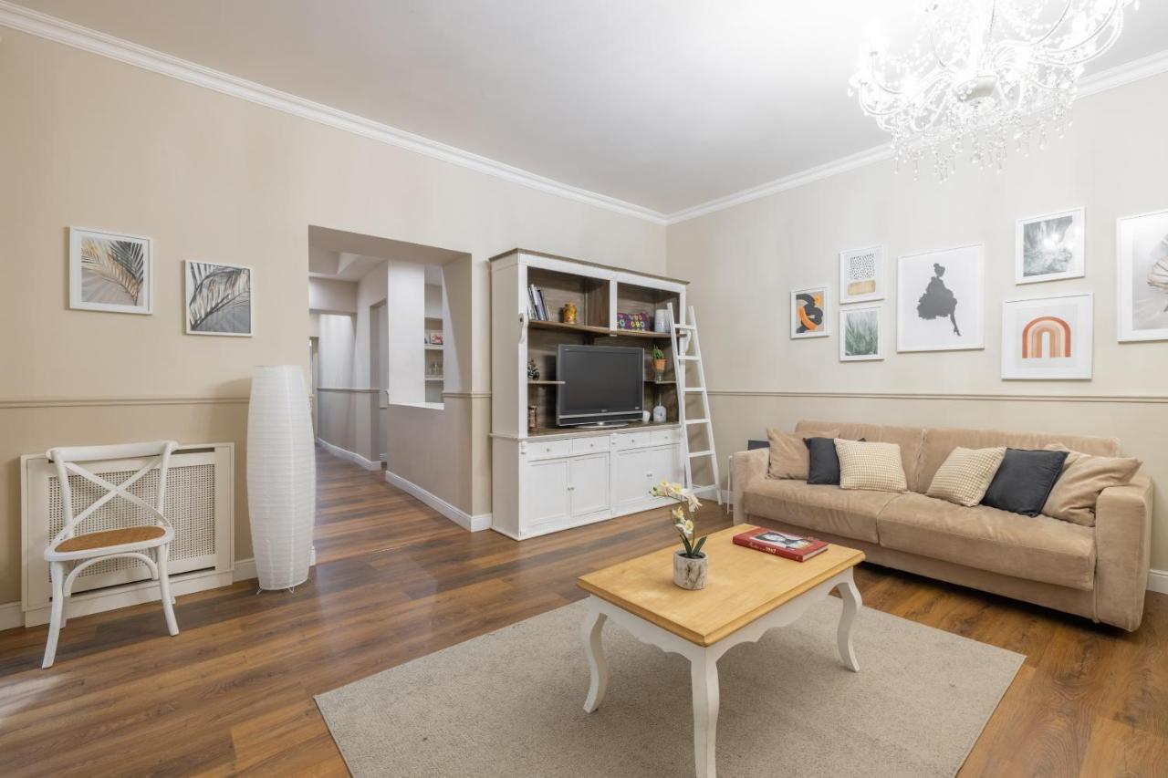 Charming Apartment With Patio A Few Steps From Colosseum Bagian luar foto