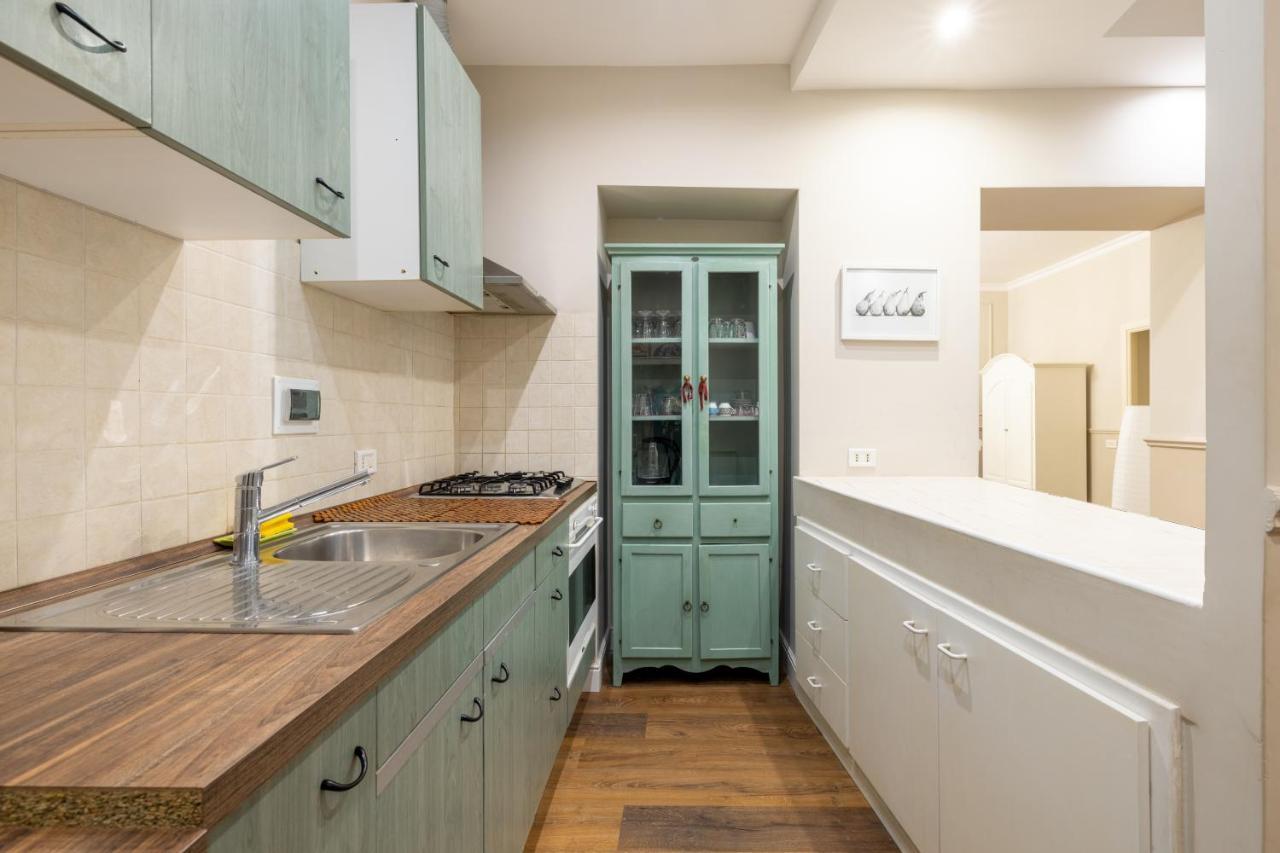 Charming Apartment With Patio A Few Steps From Colosseum Bagian luar foto
