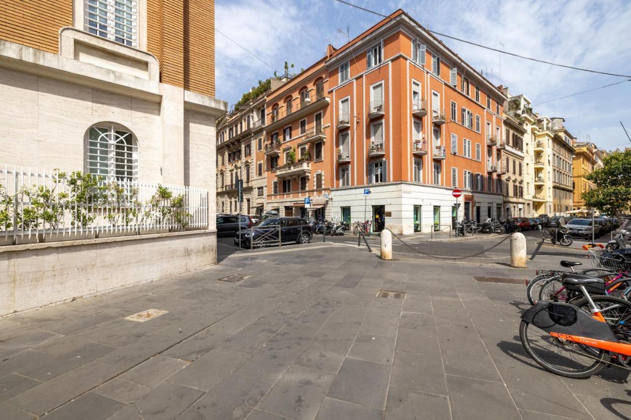 Charming Apartment With Patio A Few Steps From Colosseum Bagian luar foto